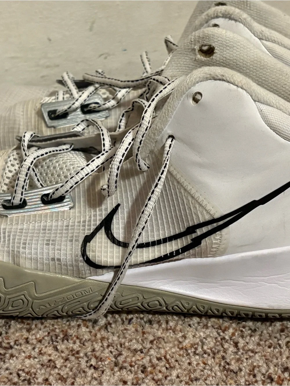 Nike Shoes Mens Size 10 White Kyrie Flytrap IV Basketball Mid Top Sneakers Sport